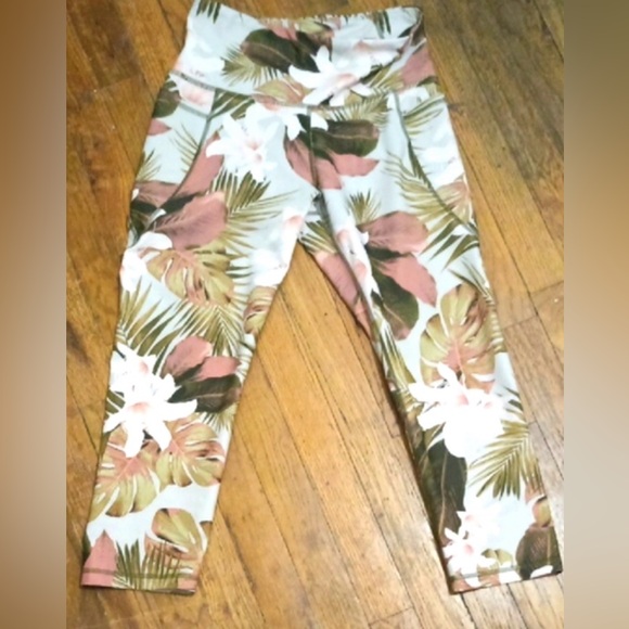 Old Navy Pants - 🌸🌴👟EUC Old Navy Active Tropical Floral Cropped Yoga Pants MED